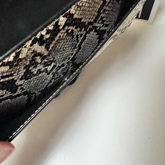 INZI snakeskin pocket shoulder bag. Chunky link strap. - Picture 7 of 8